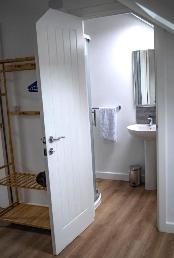 The Red House Modern Stylish Home From Home Walking Distance To Cardiff Bay And City Centre With Parking Dış mekan fotoğraf